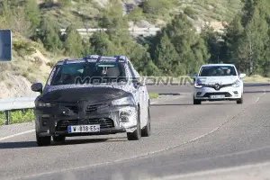 Renault Clio foto spia 3 luglio 2018 - 1