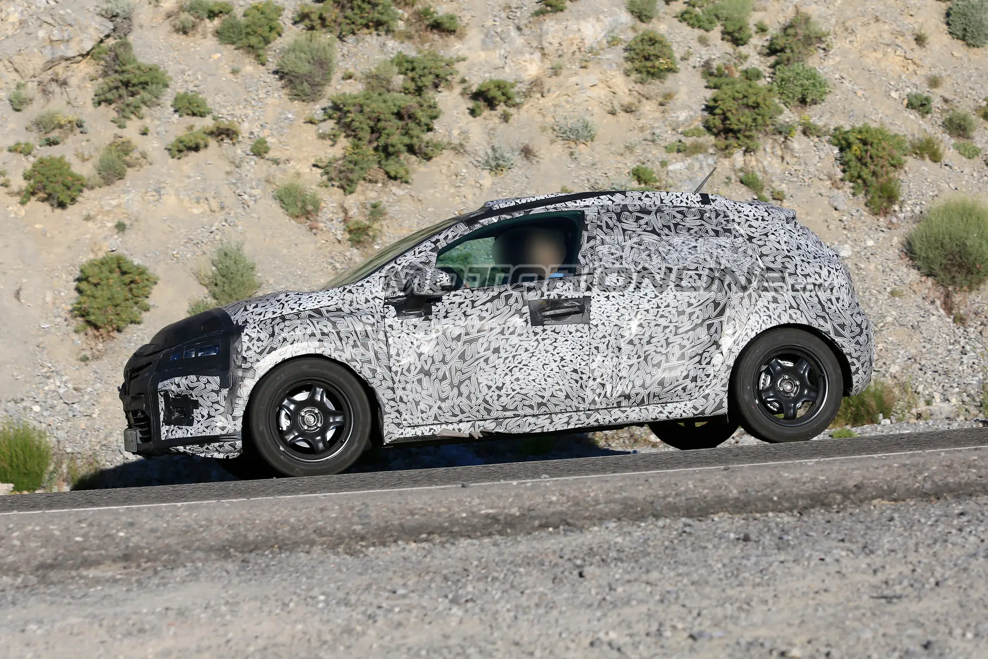 Renault Clio foto spia 3 luglio 2018 - 6