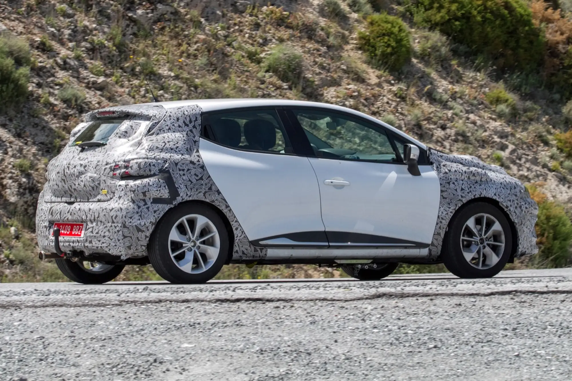 Renault Clio - foto spia maggio 2016 - 7