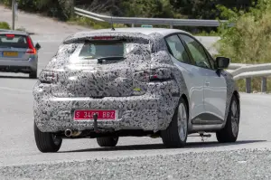 Renault Clio - foto spia maggio 2016 - 9