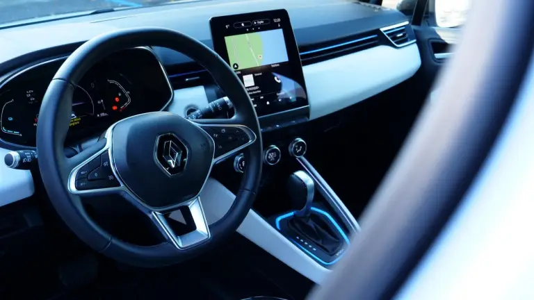 Renault Clio Hybrid E-Tech 2021 - prova su strada completa - 6