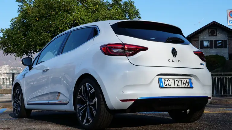 Renault Clio Hybrid E-Tech 2021 - prova su strada completa - 13