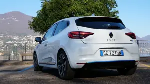 Renault Clio Hybrid E-Tech 2021 - prova su strada completa - 14