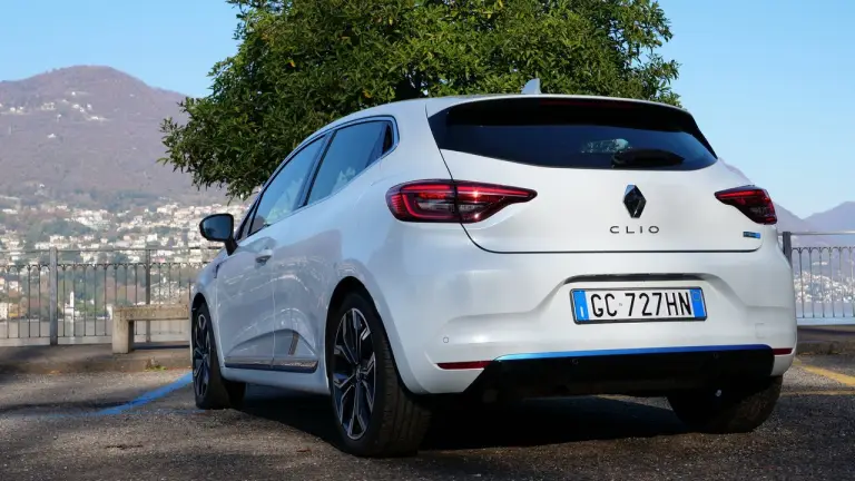 Renault Clio Hybrid E-Tech 2021 - prova su strada completa - 14