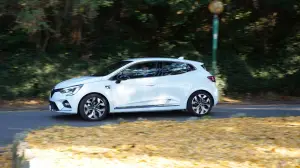 Renault Clio Hybrid E-Tech 2021 - prova su strada completa - 17