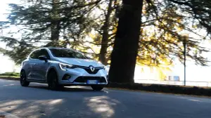 Renault Clio Hybrid E-Tech 2021 - prova su strada completa - 23