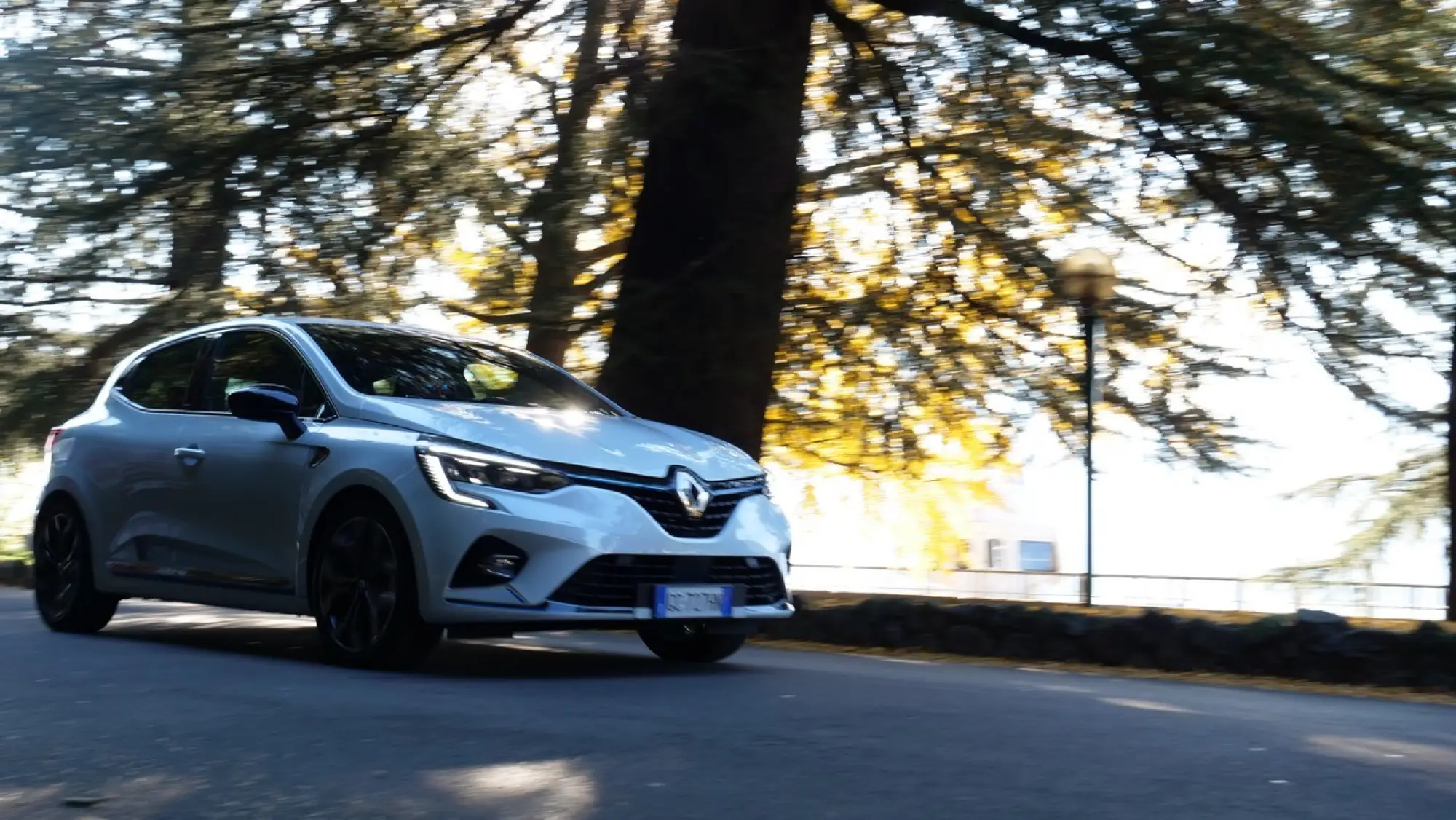 Renault Clio Hybrid E-Tech 2021 - prova su strada completa - 24