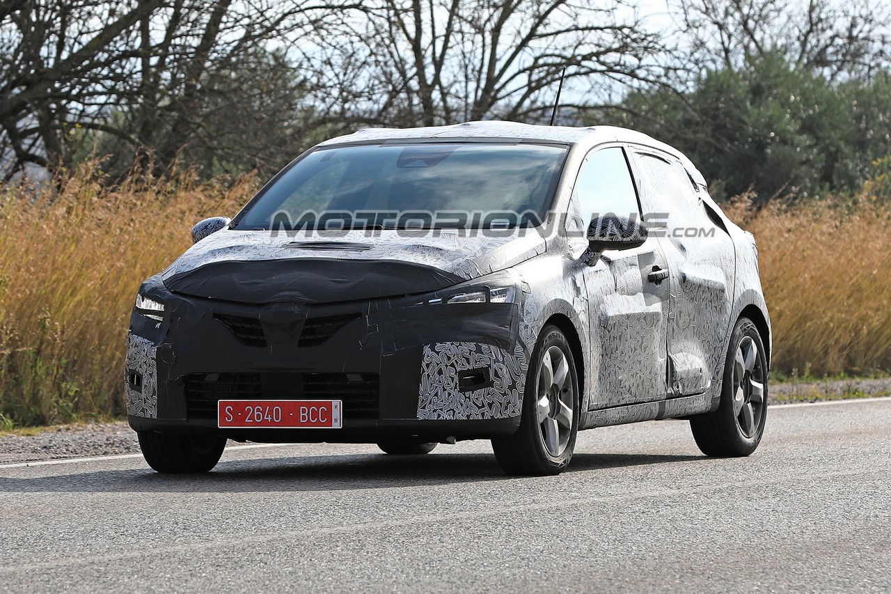 Renault Clio MY 2019 foto spia 20 novembre 2018