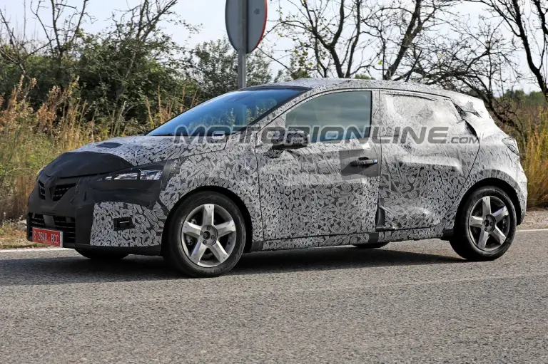 Renault Clio MY 2019 foto spia 20 novembre 2018 - 3