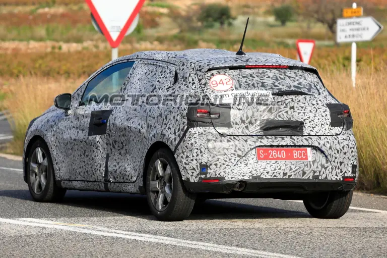 Renault Clio MY 2019 foto spia 20 novembre 2018 - 7