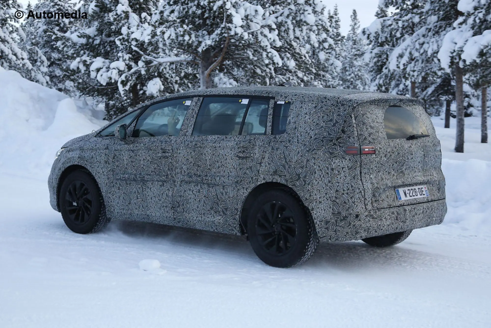 Renault Espace 2015 - Foto spia 07-02-2014 - 5