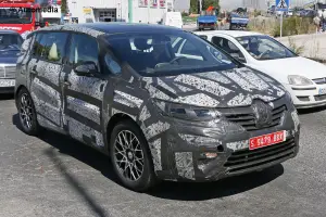 Renault Espace 2015 - Foto spia 09-09-2014 - 2