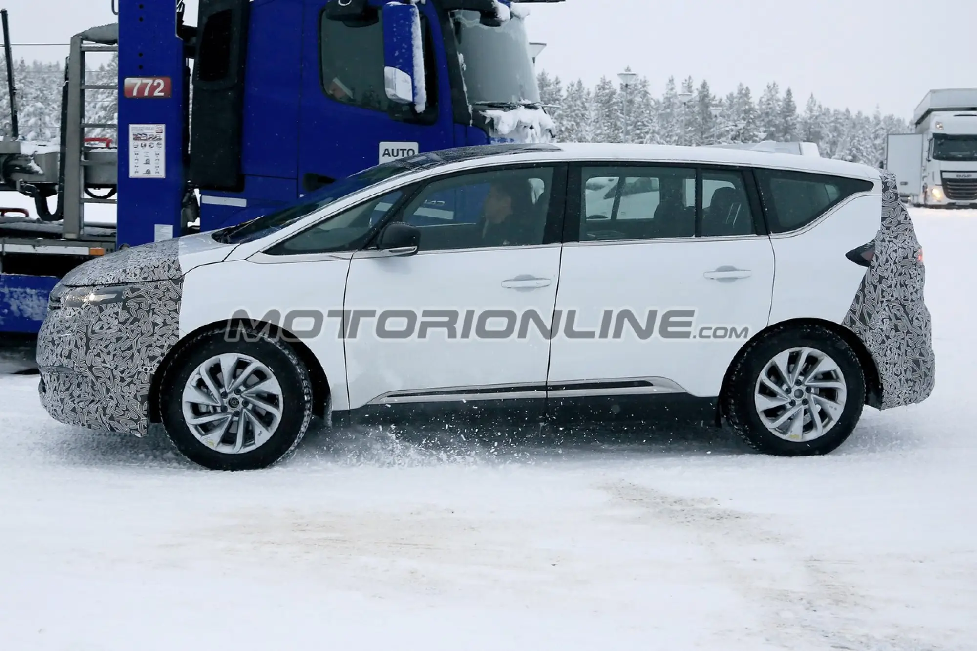 Renault Espace 2019 foto spia 12 dicembre 2018 - 6