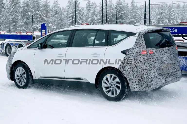 Renault Espace 2019 foto spia 12 dicembre 2018 - 7