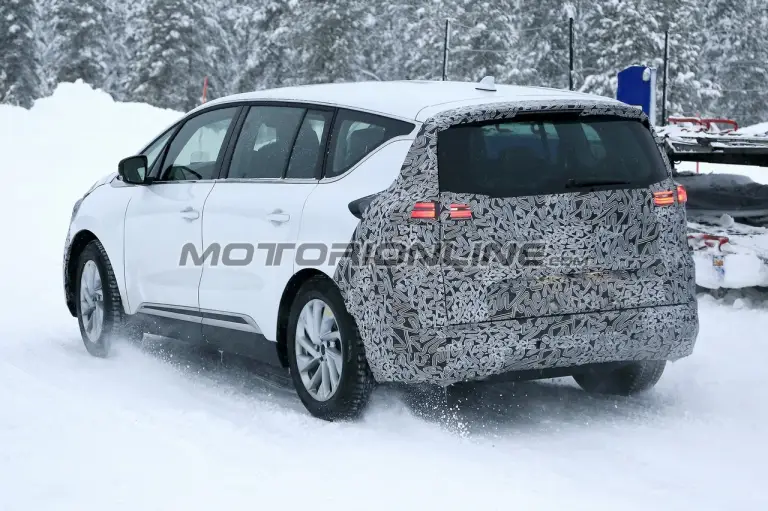 Renault Espace 2019 foto spia 12 dicembre 2018 - 8