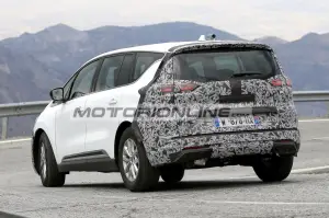 Renault Espace 2020 - Foto spia 2-10-2019 - 7