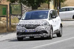 Renault Espace 2020 - Foto spia 2-10-2019 - 9