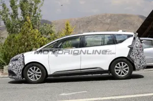 Renault Espace 2020 - Foto spia 2-10-2019 - 13