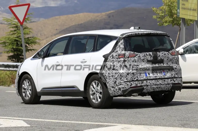 Renault Espace 2020 - Foto spia 2-10-2019 - 15