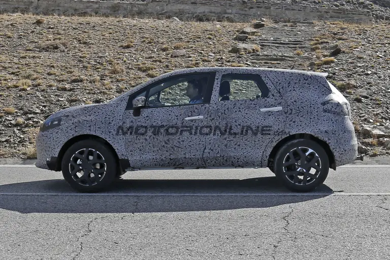Renault Grand Captur - Foto spia 06-10-2015 - 4
