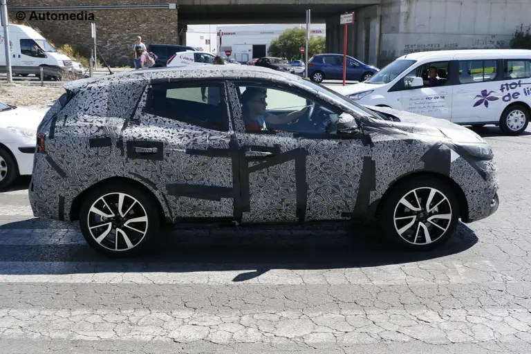 Renault Koleos 2016 - Foto spia 09-09-2014 - 5