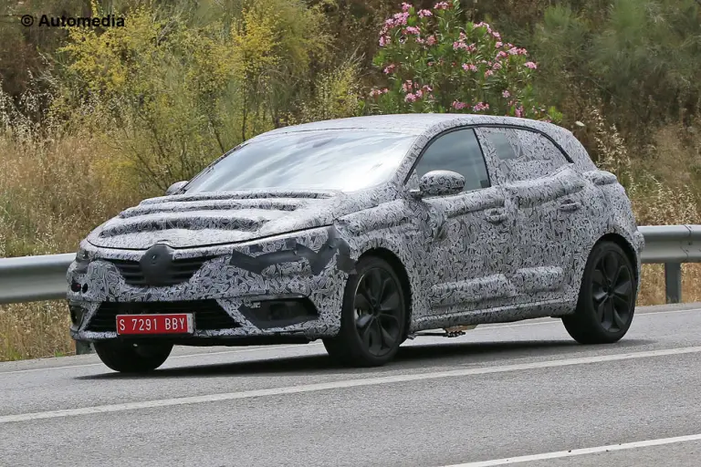 Renault Megane 2016 - Foto spia 09-06-2015 - 3