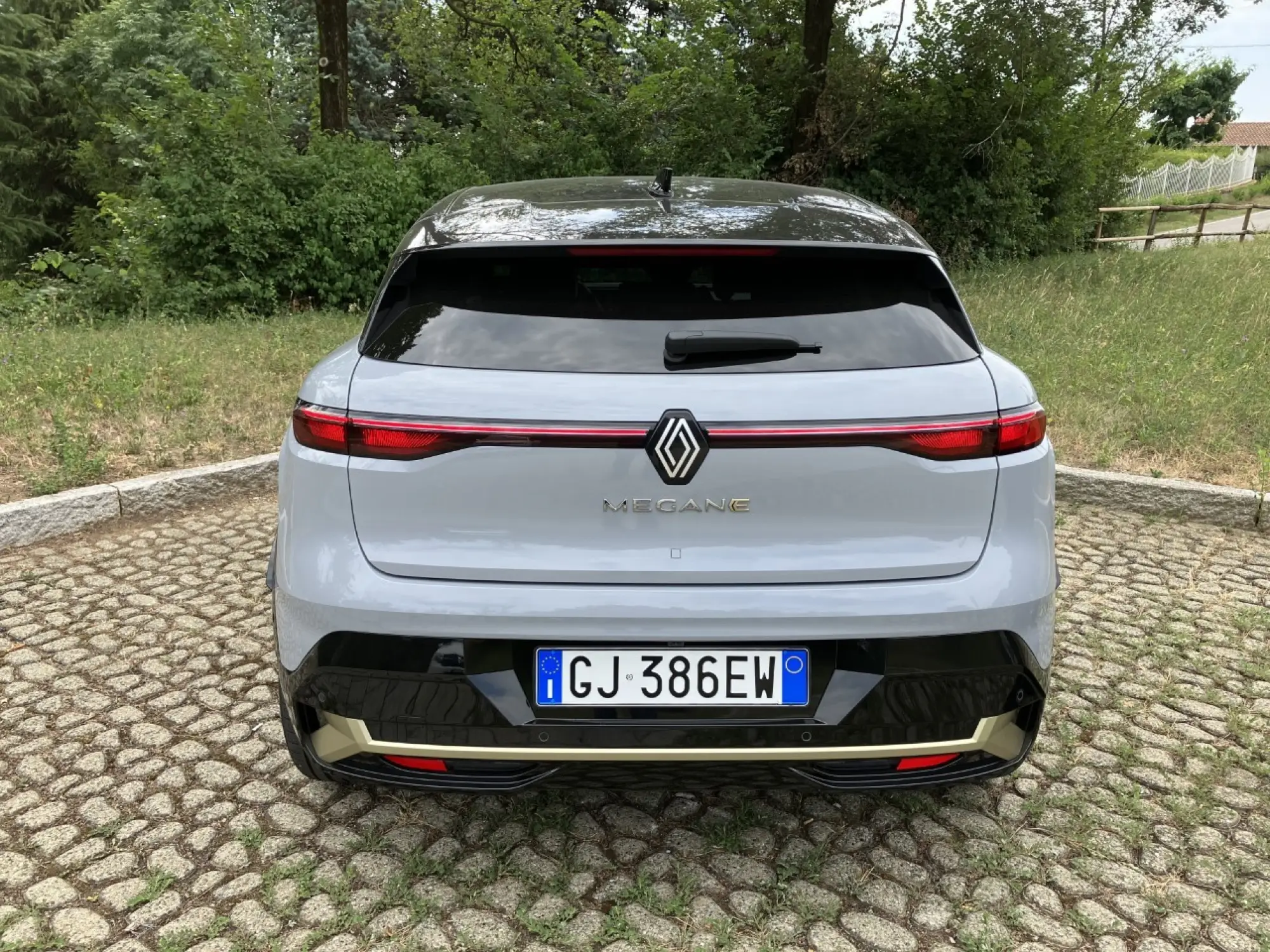 Renault Megane E-Tech 2022 - Come va - 10