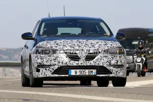 Renault Megane Grandtour facelift - Foto spia 17-7-2019 - 1