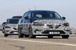 Renault Megane Grandtour facelift - Foto spia 17-7-2019 - 2