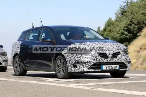 Renault Megane Grandtour facelift - Foto spia 17-7-2019