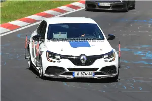 Renault Megane R.S. Trophy foto spia 30 giugno 2018 - 1