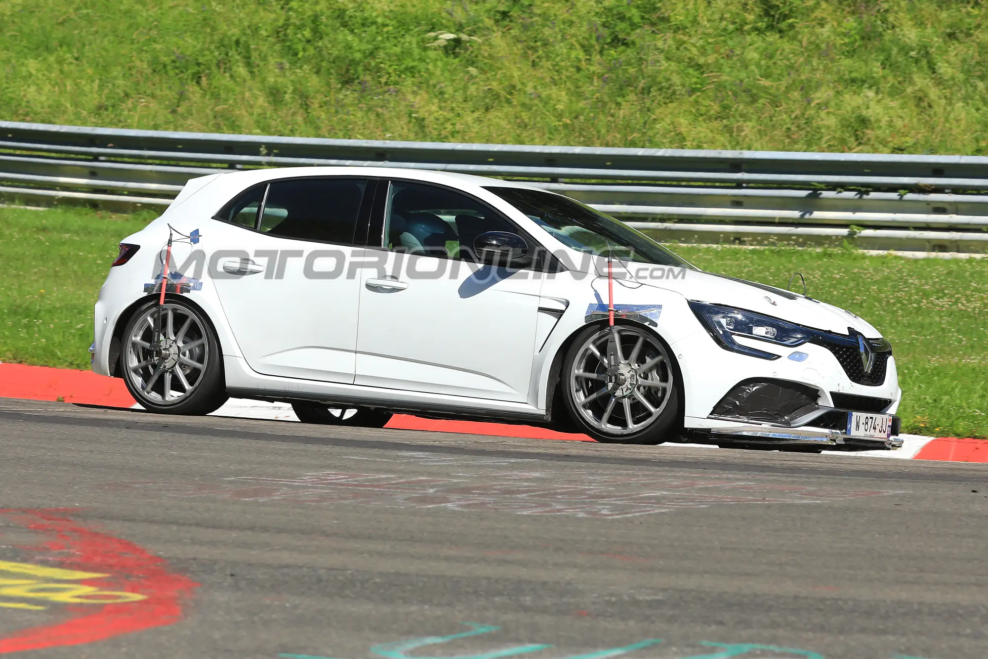 Renault Megane R.S. Trophy foto spia 30 giugno 2018 - 4