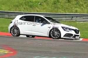 Renault Megane R.S. Trophy foto spia 30 giugno 2018 - 4