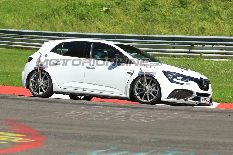 Renault Megane R.S. Trophy foto spia 30 giugno 2018 - 4