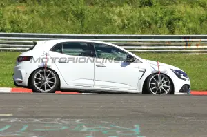Renault Megane R.S. Trophy foto spia 30 giugno 2018 - 5