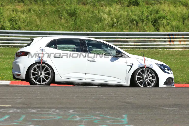 Renault Megane R.S. Trophy foto spia 30 giugno 2018 - 5