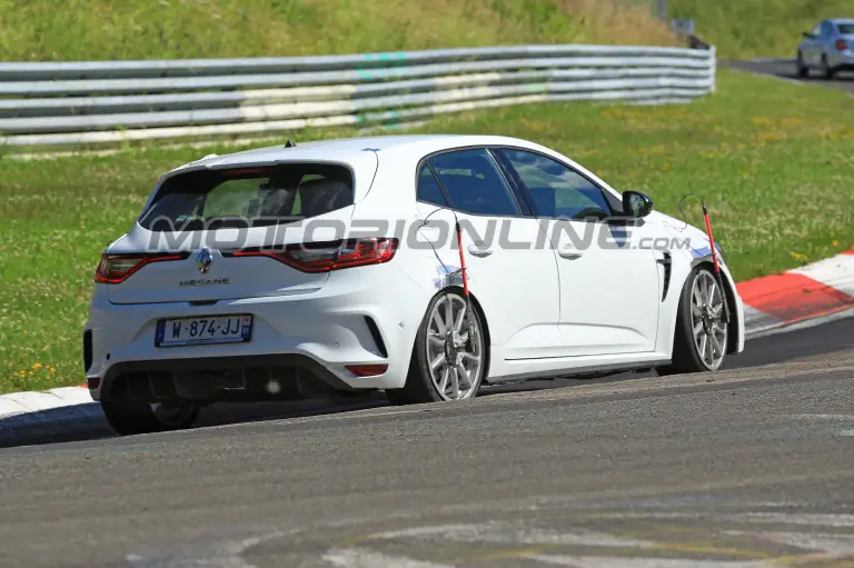 Renault Megane R.S. Trophy foto spia 30 giugno 2018 - 7