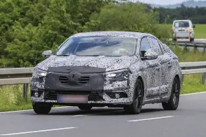 Renault Megane Sedan spyshot giugno 2016 - 1