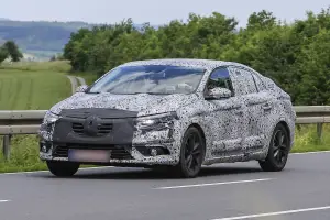 Renault Megane Sedan spyshot giugno 2016