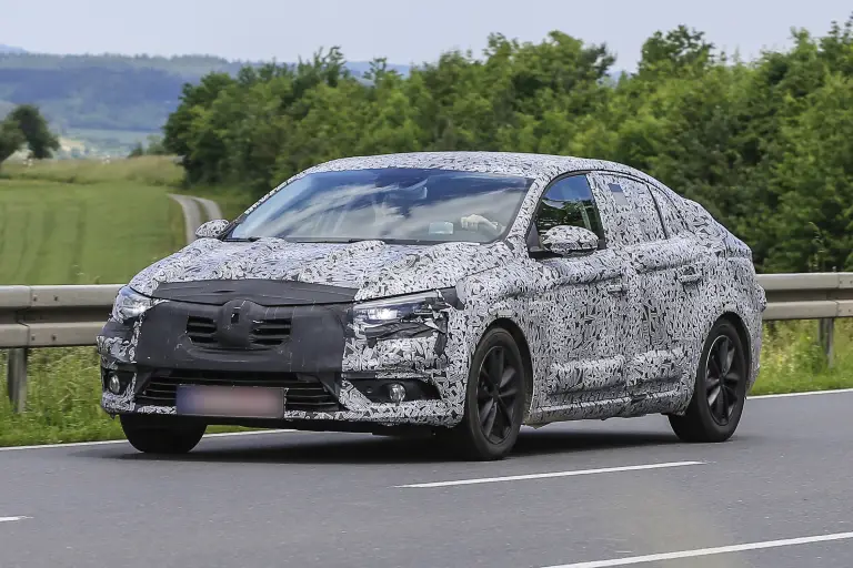 Renault Megane Sedan spyshot giugno 2016 - 2