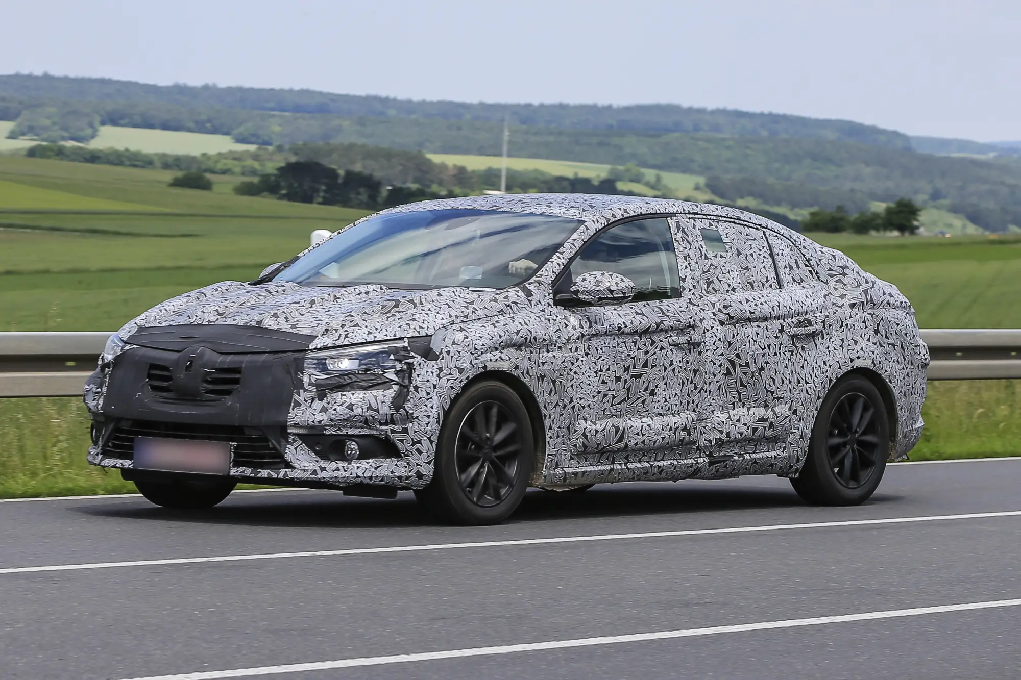 Renault Megane Sedan spyshot giugno 2016 - 3