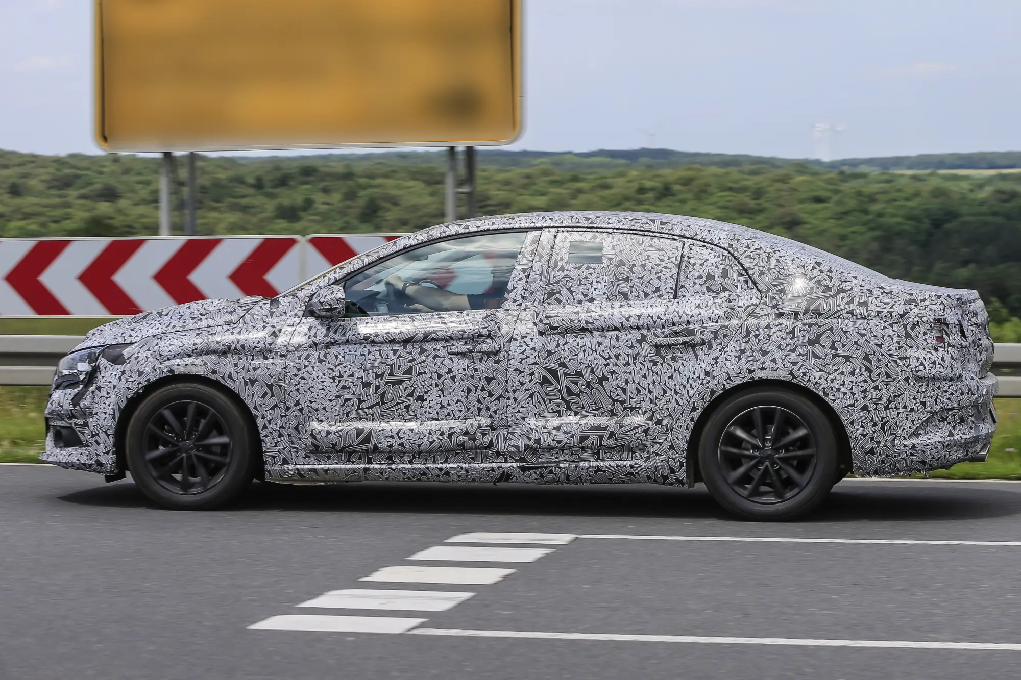 Renault Megane Sedan spyshot giugno 2016 - 4