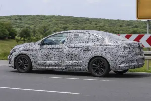 Renault Megane Sedan spyshot giugno 2016