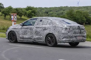 Renault Megane Sedan spyshot giugno 2016