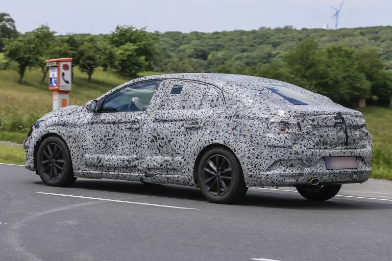 Renault Megane Sedan spyshot giugno 2016 - 6