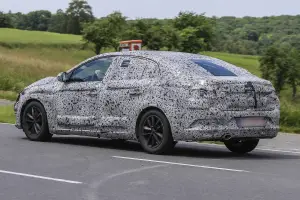 Renault Megane Sedan spyshot giugno 2016