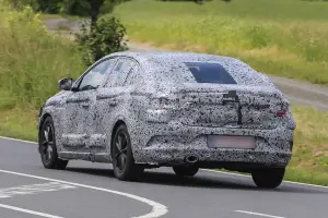 Renault Megane Sedan spyshot giugno 2016