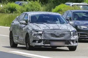 Renault Megane Sedan spyshot giugno 2016