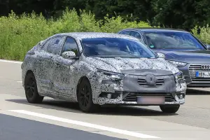 Renault Megane Sedan spyshot giugno 2016 - 10