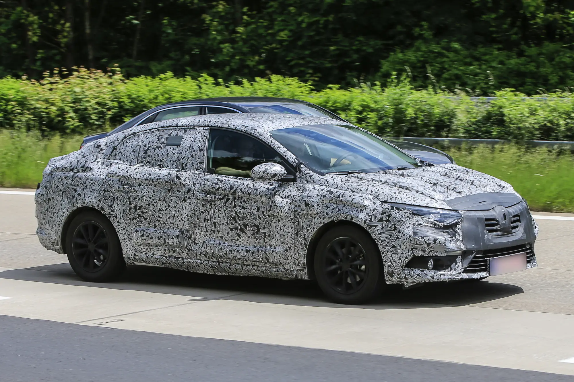 Renault Megane Sedan spyshot giugno 2016 - 12